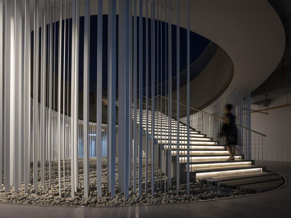 10_Shadow In Motion_11 10_Shadow In Motion_11