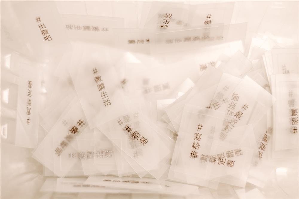 新聞圖片10-在離去之前，任意拿取桌上的貼紙