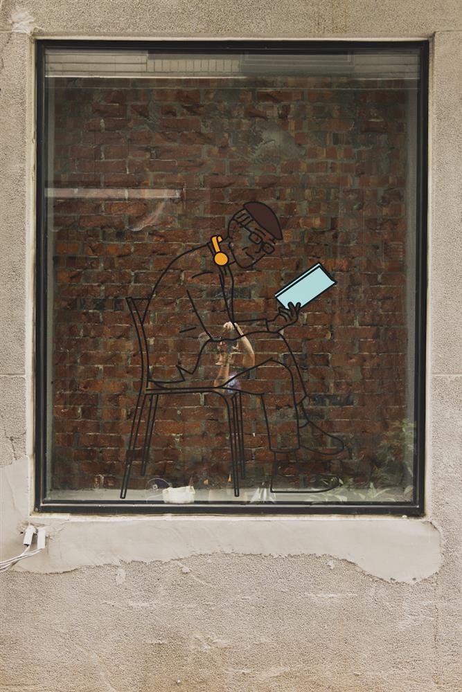 左：余光中戴耳機看書_1