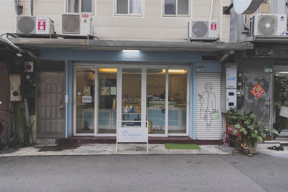 插畫家凱蘿選定經典文學出版刊物，繪製三連幅作品《記憶切片》重現同安街區與新店溪畔的舊日風光。