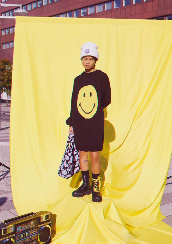 Smiley® x H_M聯名系列形象照 (2)