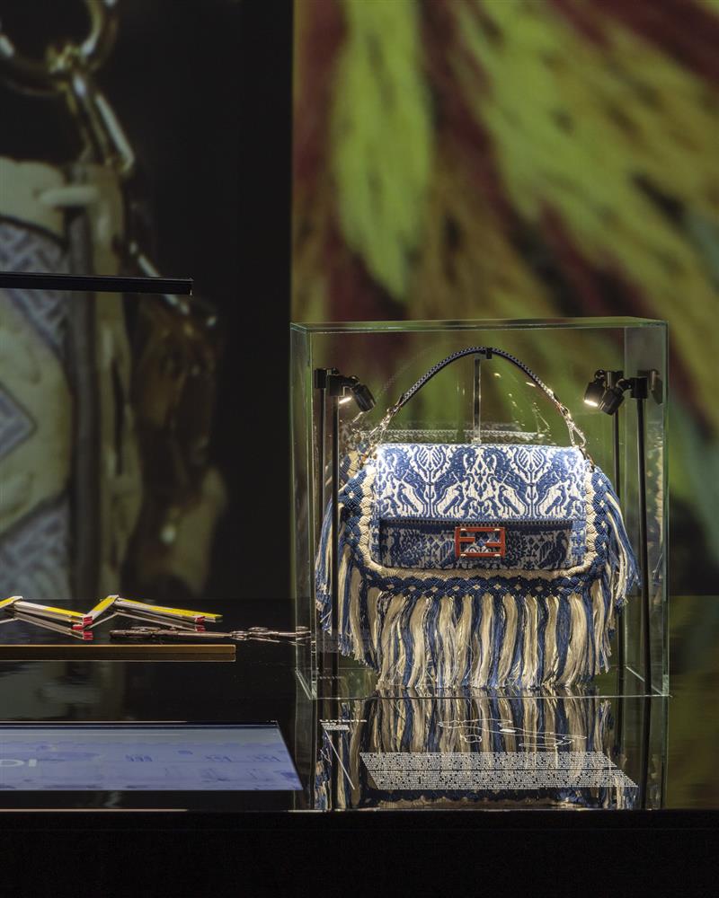 10_FENDI Baguette hand in hand exhibition PDCI_Umbria