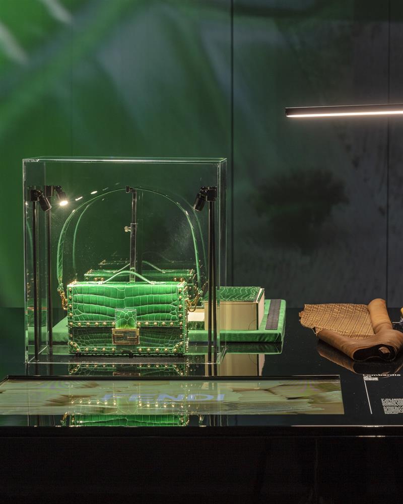 16_FENDI Baguette hand in hand exhibition PDCI_Lombardia