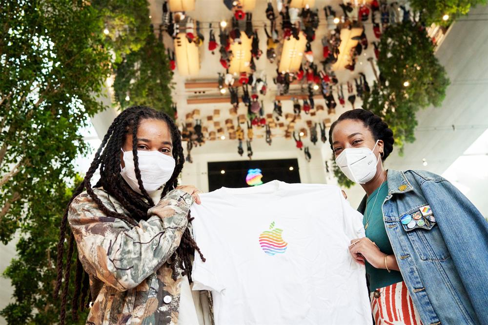 Apple_The-Grove_Customers-T-Shirt_11192021