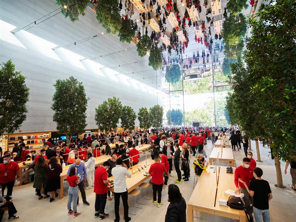 Apple_The-Grove_Store-Interior_11192021