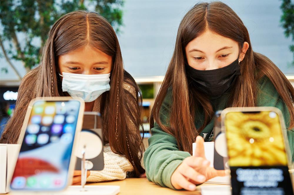 Apple_The-Grove_Customers-iPhone-13_11192021