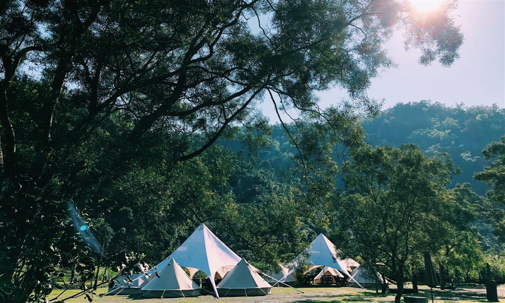 圖六_純白色系的神殿帳篷，帳內寬敞舒適，提供睡袋、枕頭、充氣床、電風扇及延長線插