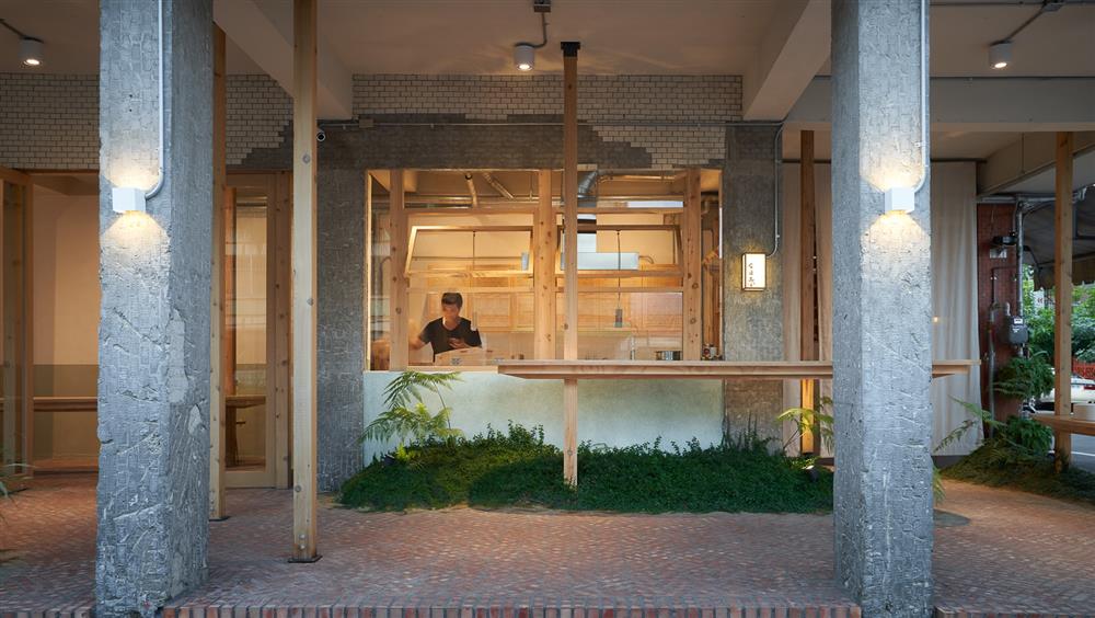 融入台灣常見植物的空間，與紅磚、磨石子牆面等元素，交織出在地感。 