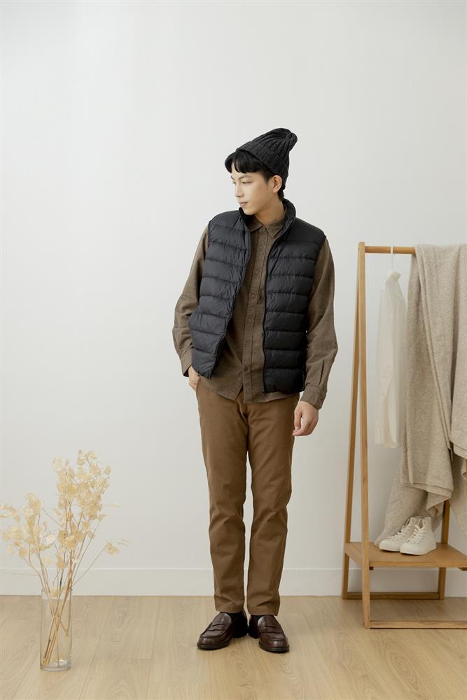 男輕量澳洲羽絨可攜式無領背心，999元：選用膨脹係數達750FP，並指定飼養和採取方式的澳洲羽絨。