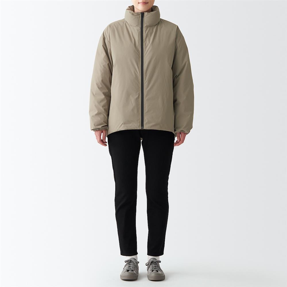 防潑水聚酯纖維立領羽絨外套，3,900元：【男女適用】選用膨脹係數達750FP，並指定飼養和採取方式的澳洲羽絨。 (1)