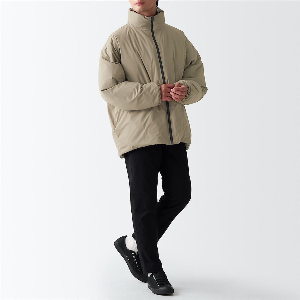 防潑水聚酯纖維立領羽絨外套，3,900元：【男女適用】選用膨脹係數達750FP，並指定飼養和採取方式的澳洲羽絨。 (2)