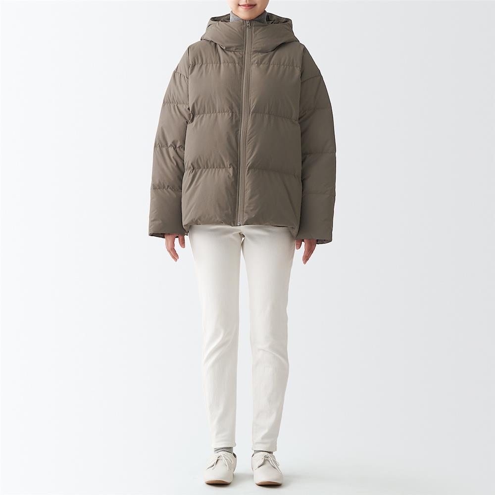 防潑水聚酯纖維連帽羽絨外套，3,300元：【男女適用】選用膨脹係數達750FP，並指定飼養和採取方式的澳洲羽絨。 (2)