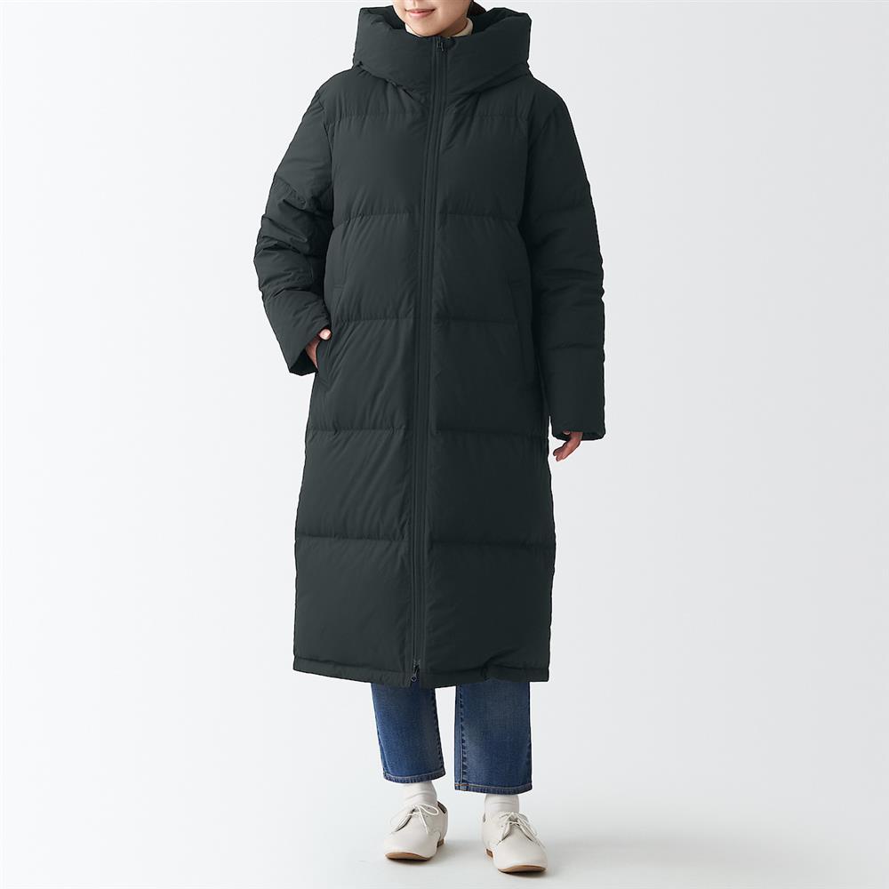 防潑水聚酯纖維長版羽絨大衣，4,500元：【男女適用】選用膨脹係數達750FP，並指定飼養和採取方式的澳洲羽絨。 (1)