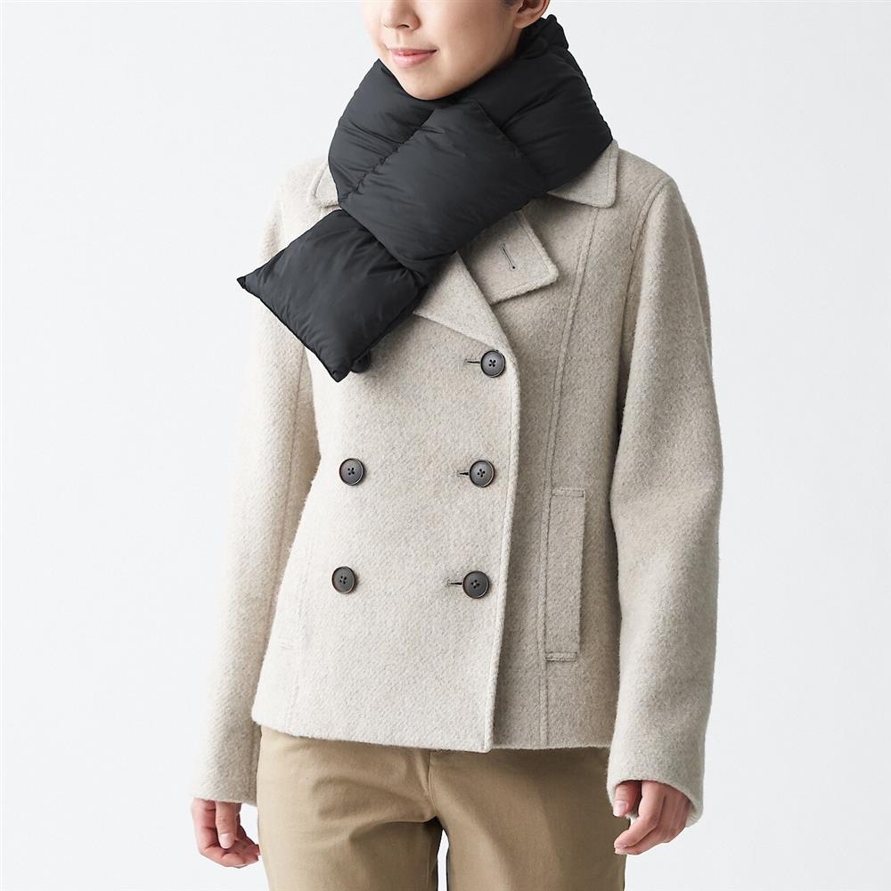 輕量澳洲羽絨可攜式圍巾，690元：選用膨脹係數達750FP，指定飼養和採取方式的澳洲羽絨。