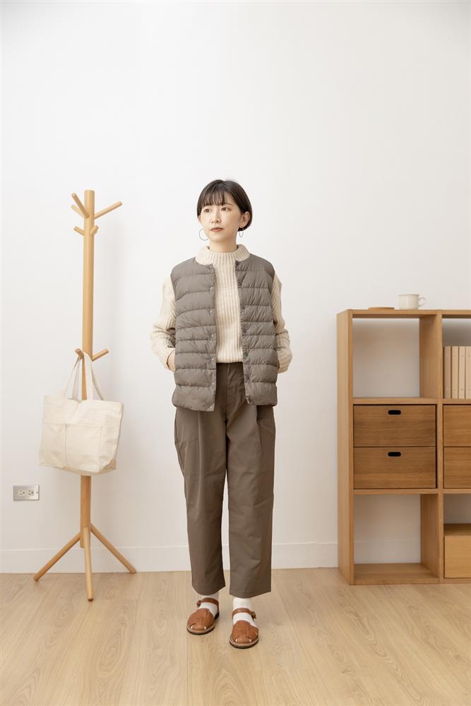 女輕量澳洲羽絨可攜式背心，999元：選用膨脹係數達750FP，並指定飼養和採取方式的澳洲羽絨。