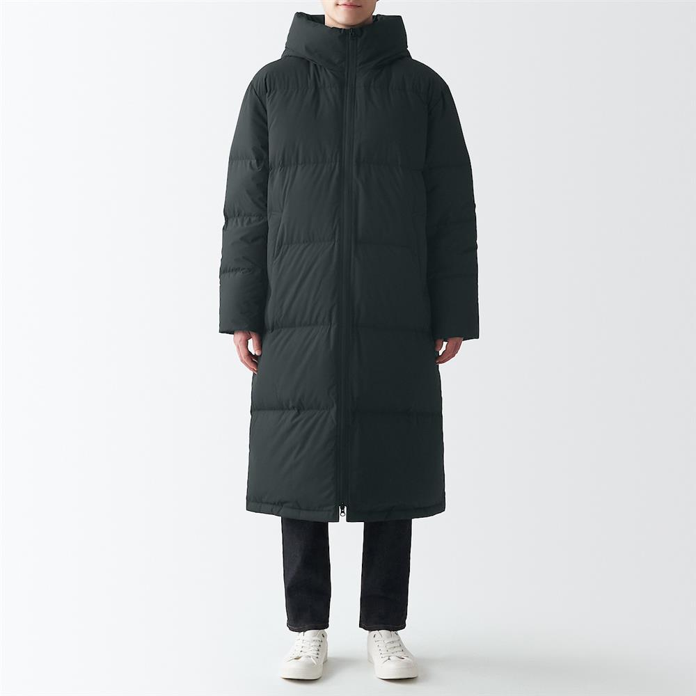 防潑水聚酯纖維長版羽絨大衣，4,500元：【男女適用】選用膨脹係數達750FP，並指定飼養和採取方式的澳洲羽絨。 (2)