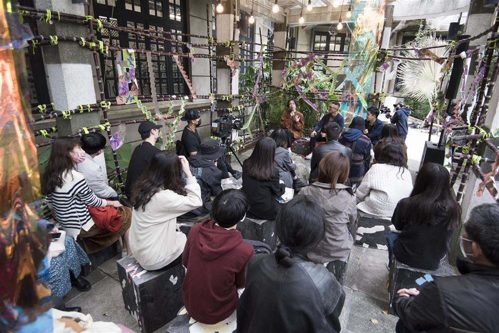於巴洛克花園涼亭區舉辦的座談,由街聲音樂總監小樹與製作人韓立康解構新世代的樂壇脈絡。 (1) 於巴洛克花園涼亭區舉辦的座談,由街聲音樂總監小樹與製作人韓立康解構新世代的樂壇脈絡。 (1)