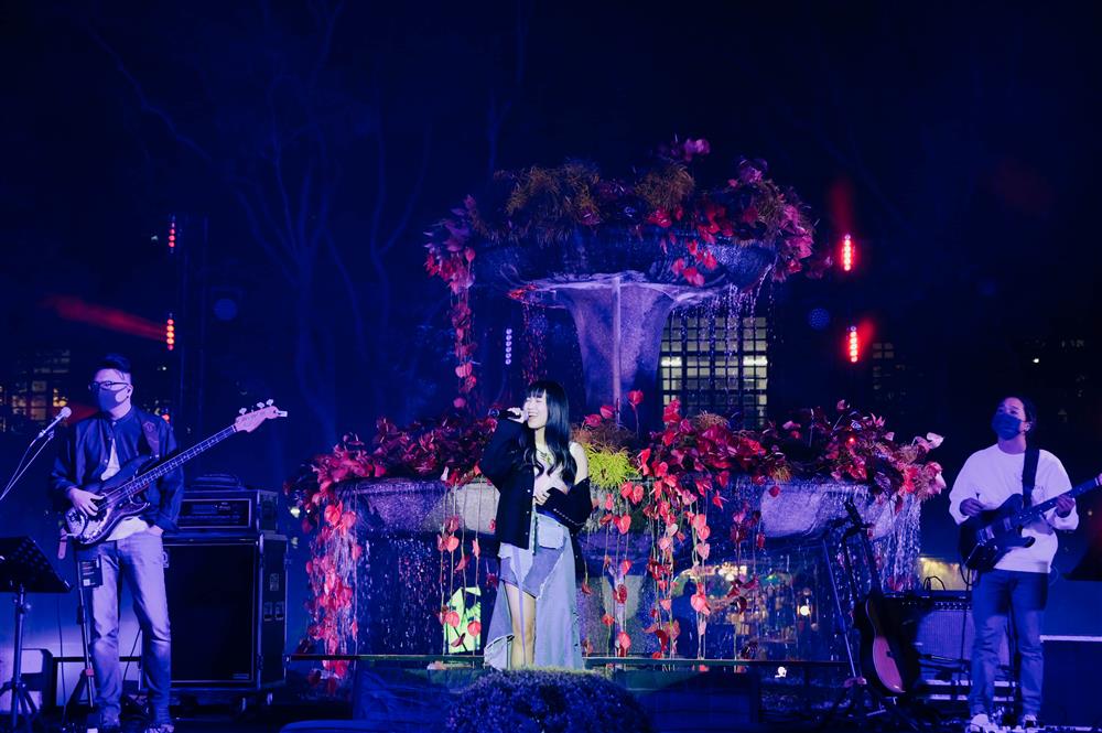 夜晚的巴洛克花園化身前衛的水舞台,由孫盛希開啟一場絢麗的音樂饗宴。 (1) 夜晚的巴洛克花園化身前衛的水舞台,由孫盛希開啟一場絢麗的音樂饗宴。 (1)