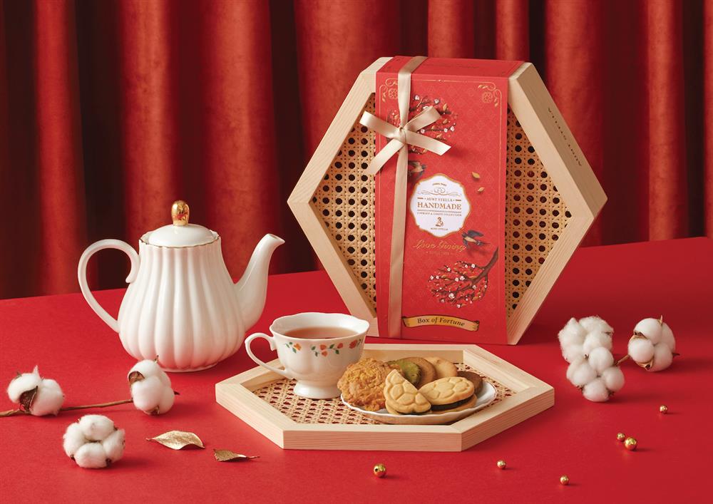 05 Aunt Stella全新「春沐之窗」六角藤編禮盒，為過年佳節贈禮帶來創意新選擇。