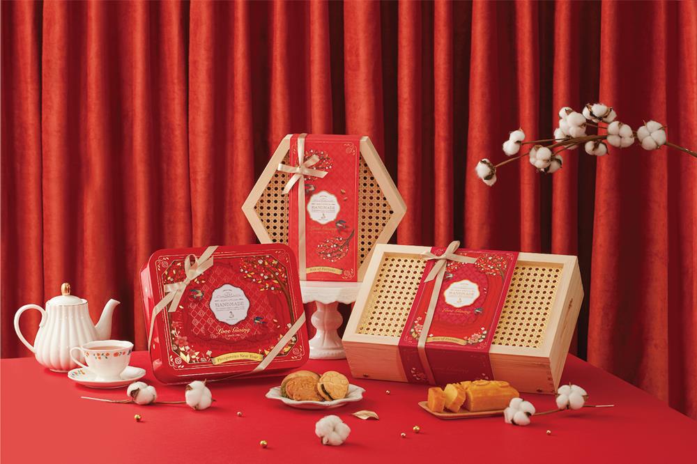 01 Aunt Stella新春系列禮盒以「好運歸來」為主題設計，帶來兩款全新藤編盒型與經典鐵盒選擇。_1