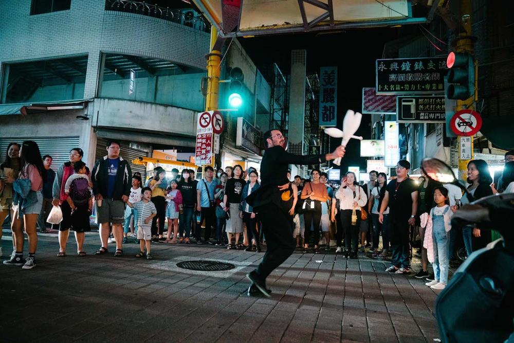 臺南街頭藝術節_臺法共製的《西裝游擊隊 台客版》將流動式深入台南中西區城市角落01_圖片提供/合作社 臺南街頭藝術節_臺法共製的《西裝游擊隊 台客版》將流動式深入台南中西區城市角落01_圖片提供/合作社