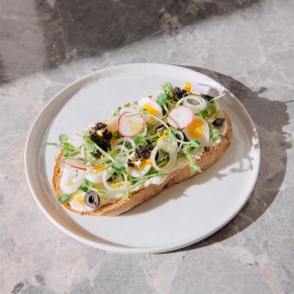 將在PARK2草悟廣場帶來全新菜單的Sunday in the Park,首推的特色料理《花園石臼麵包 》以魚子醬與溏心蛋搭配自製醃洋蔥,味道清新爽口 將在PARK2草悟廣場帶來全新菜單的Sunday in the Park,首推的特色料理《花園石臼麵包 》以魚子醬與溏心蛋搭配自製醃洋蔥,味道清新爽口