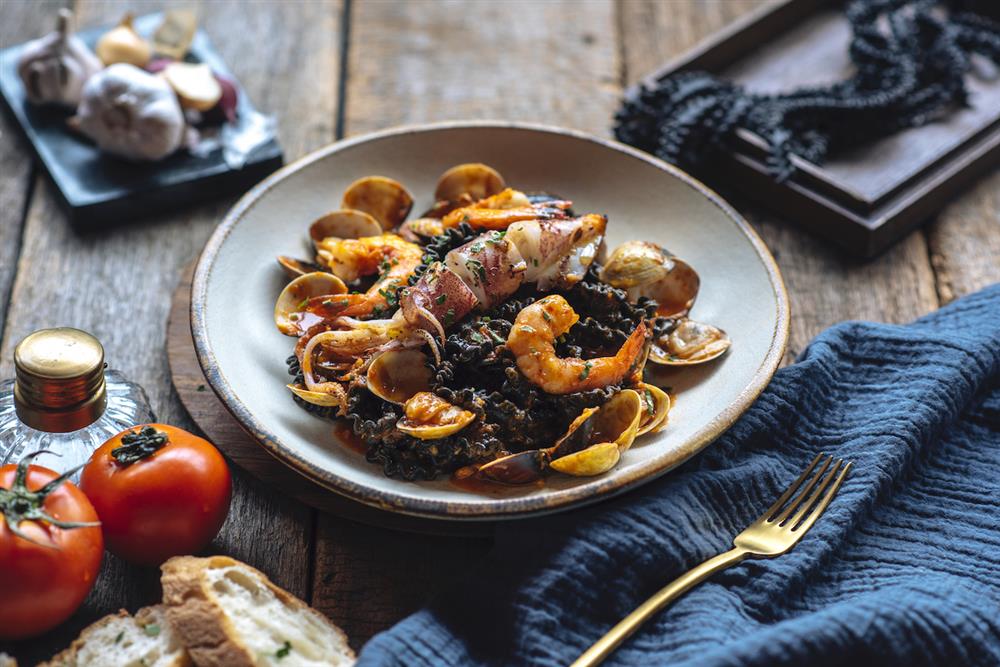 MOLINO《綜合海鮮蕃茄蕾絲寬帶麵》的美味,在PARK2草悟廣場也能夠享用到!蕾絲般的摺痕麵體吸附著海鮮與蕃茄的鮮甜酸香,將顛覆你對義大利麵的想像 MOLINO《綜合海鮮蕃茄蕾絲寬帶麵》的美味,在PARK2草悟廣場也能夠享用到!蕾絲般的摺痕麵體吸附著海鮮與蕃茄的鮮甜酸香,將顛覆你對義大利麵的想像