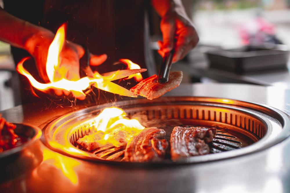 新村站著吃烤肉,即將於12月1日於PARK2草悟廣場,首發開幕!油脂爽脆、香氣濃厚的伊比利豬,又名世界上最好吃的豬肉,邀約民眾來品嘗。 新村站著吃烤肉,即將於12月1日於PARK2草悟廣場,首發開幕!油脂爽脆、香氣濃厚的伊比利豬,又名世界上最好吃的豬肉,邀約民眾來品嘗。