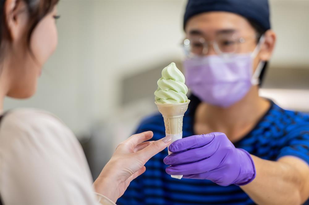 【新聞照片4】台北城市店限定經典莫希托（Virgin Mojito）風味霜淇淋（售價＄20），無酒精版本讓大人小孩都能一同感受酸甜沁涼口感