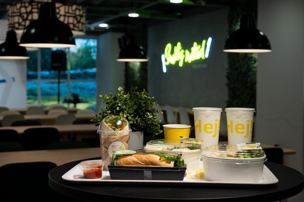 【新聞照片11】美食小站也搶先推出系列輕食、沙拉,即使忙碌,也能填飽肚子。 【新聞照片11】美食小站也搶先推出系列輕食、沙拉,即使忙碌,也能填飽肚子。