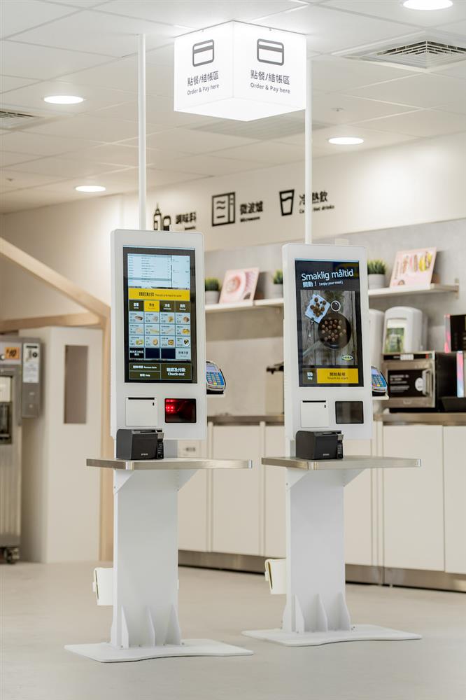 【新聞照片3】消費者可自行於冷藏櫃挑選喜愛的美食,使用自助點餐機點餐與結帳 【新聞照片3】消費者可自行於冷藏櫃挑選喜愛的美食,使用自助點餐機點餐與結帳