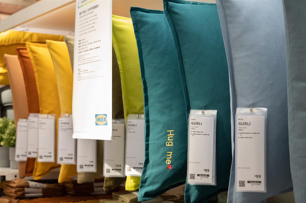 【新聞照片9】宜家卡友還可獨享限定電繡服務,購買指定商品(枕頭套、浴巾、靠枕套),在開幕期間(11月30日至12月31日),加價100元起即可客製專屬電繡圖文。 【新聞照片9】宜家卡友還可獨享限定電繡服務,購買指定商品(枕頭套、浴巾、靠枕套),在開幕期間(11月30日至12月31日),加價100元起即可客製專屬電繡圖文。