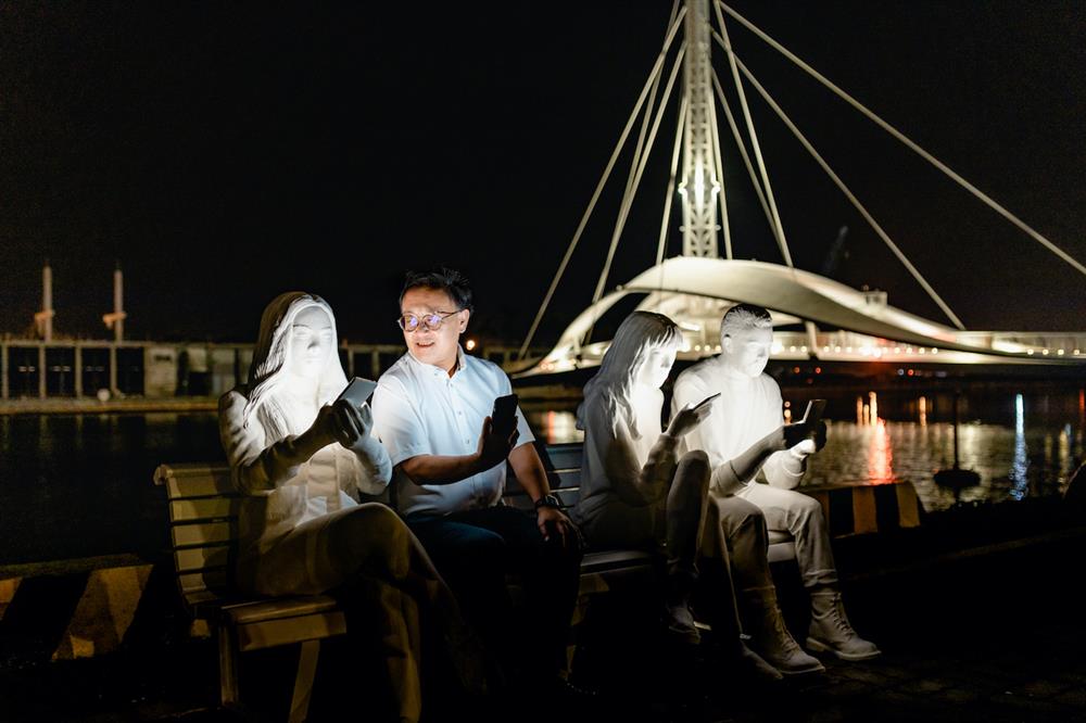 (通傳)《趨Absorbed by Light》作品中央有個空位，每個人都可以坐著成為作品的一部份