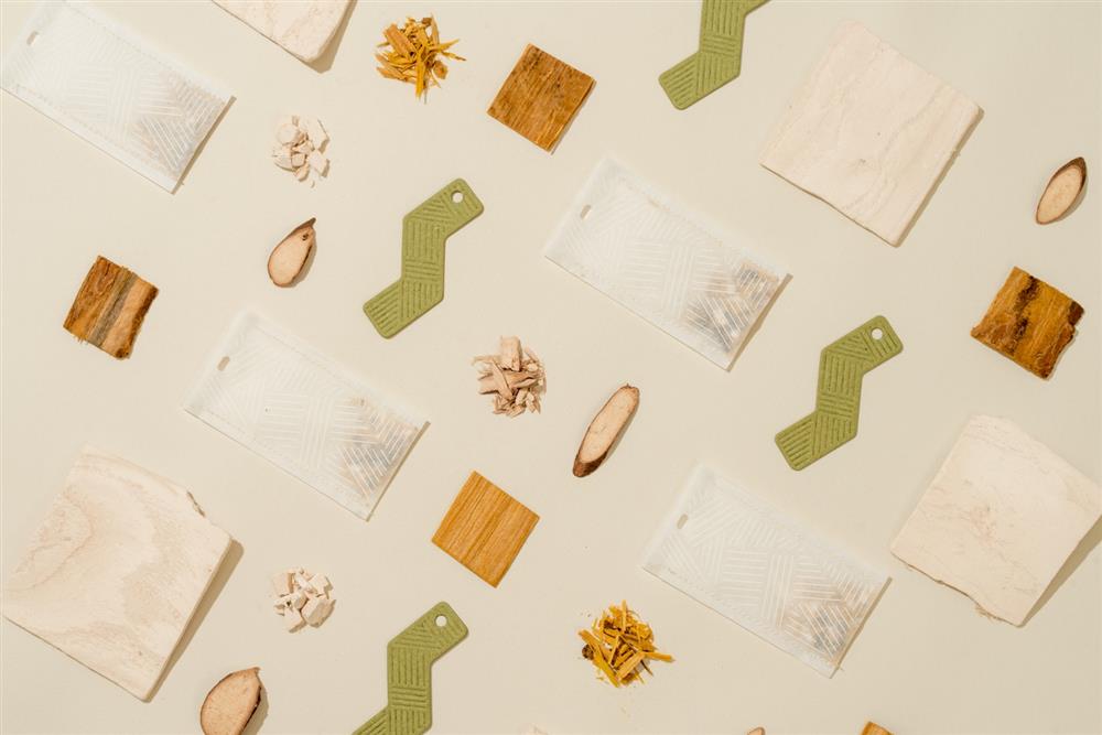 2021大稻埕神農香囊安身款，氣味基調以神農香搭配葛根、黃柏、一條根等根莖類漢藥材，為深邃且沉穩的大地氣息。穩定思緒，淨化平衡，讓身體內在的能量流動2(照片提供_台北迪化商圈發展促進會，攝影_Kris Kang)