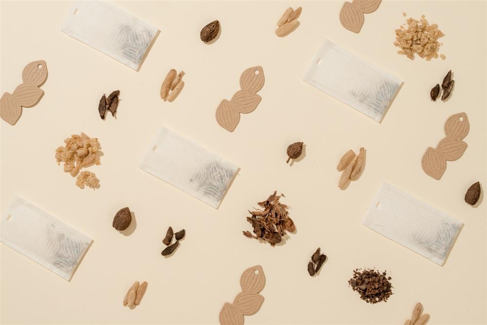 2021大稻埕神農香囊安神款，氣味基調以神農香搭配香附子、砂仁、麥冬等果實種子類漢藥材，為明亮乾淨且些許的辛香料香氣。振奮精神、喚醒五感，讓頭腦更加專注清晰2(照片提供_台北迪化商圈發展促進會，攝影_Kris Kang)