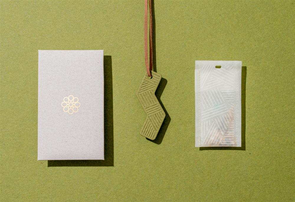 2021大稻埕神農香囊安身款，造型擷取根莖的堅韌及生長方向，內有香卡作為擴香使用1(照片提供_台北迪化商圈發展促進會 攝影_Kris Kang)