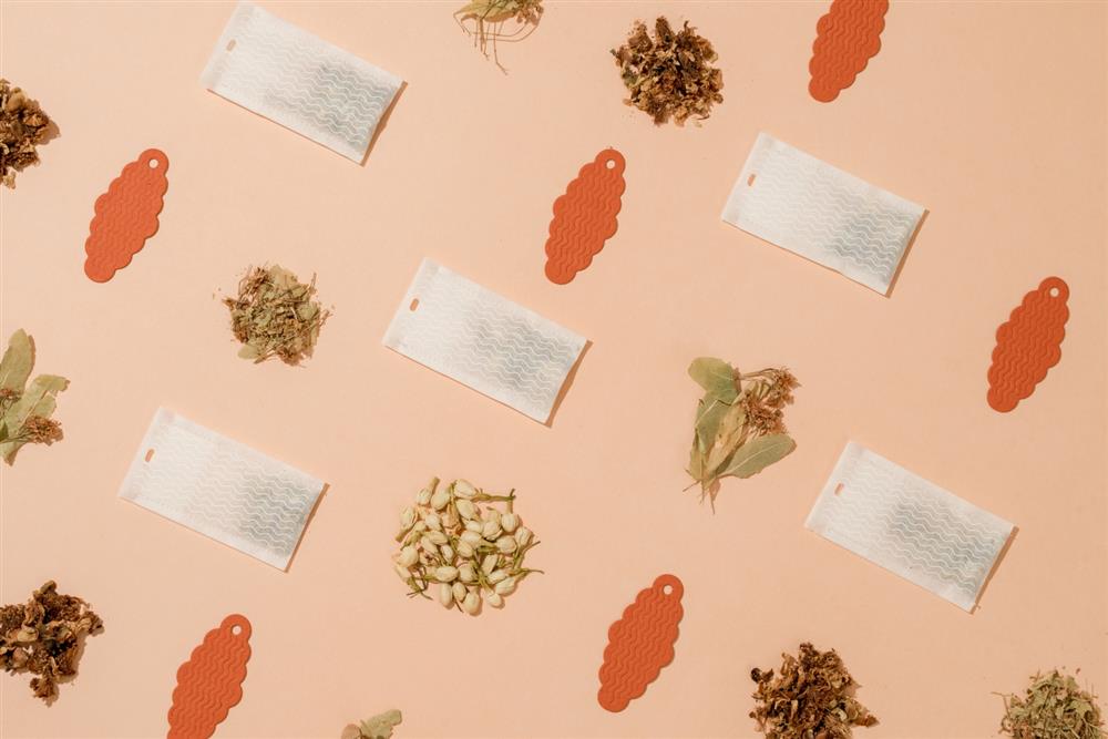 2021大稻埕神農香囊安心款，氣味基調以神農香搭配菩提子、茉莉、山茶花等草花類漢藥材，為溫暖柔和的花草清香。放鬆心靈，消融疲勞，給予溫柔的撫慰2(照片提供_台北迪化商圈發展促進會，攝影_Kris Kang)