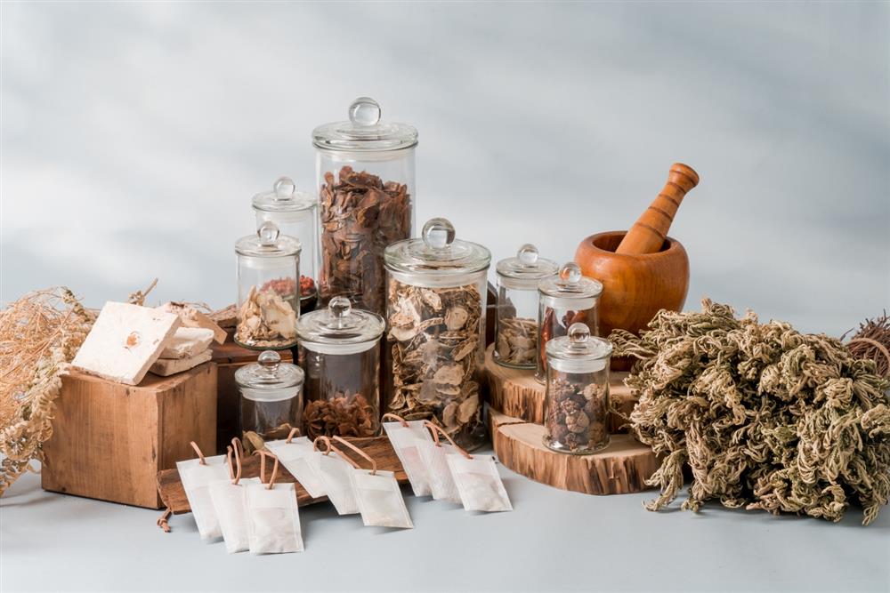 2021神農香囊靈感取自大稻埕的本草靈魂，以神農守護健康及街區漢藥特色為設計主題1(照片提供_台北迪化商圈發展促進會 攝影_Kris Kang)