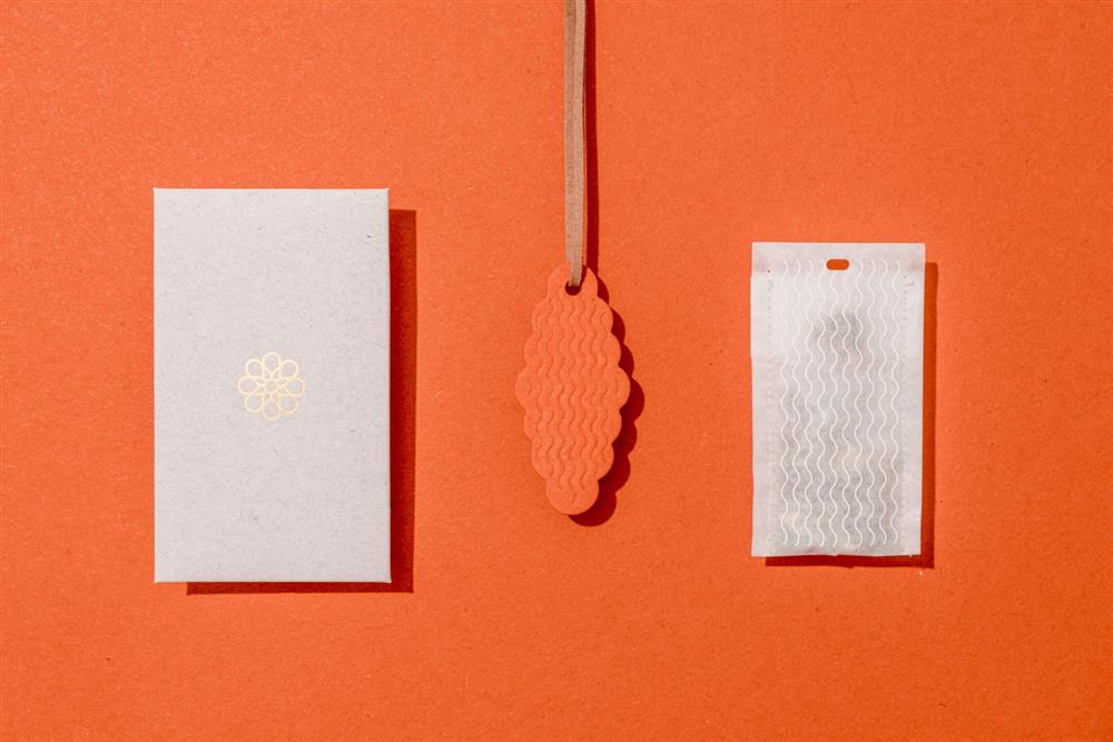 2021大稻埕神農香囊安心款，擷取草花的曲線造型及紋路，內有香卡作為擴香使用1(照片提供_台北迪化商圈發展促進會 攝影_Kris Kang)