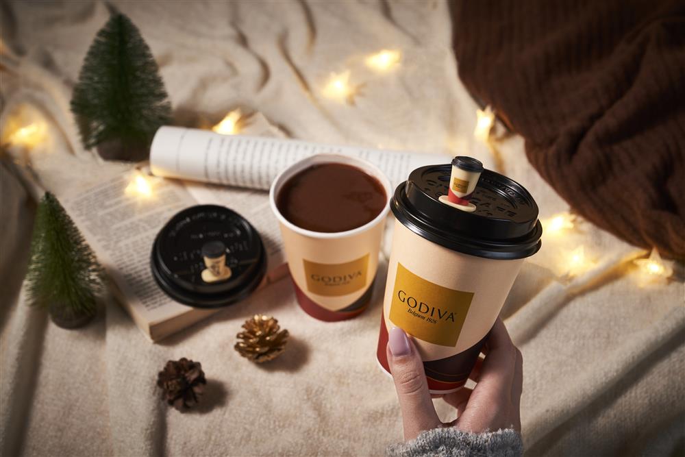 精選馬達加斯加單一產區、帶有馥郁奶香香氣的香草莢，賦予經典熱巧克力更加迷人細膩、豐富層次的口感！