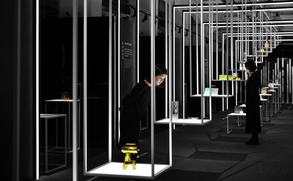 202104. 主視覺「UPLOAD」中隱藏的階梯式符碼，具象化為展場中央逐步上升的陳列階梯。攝影：汪德範拷貝