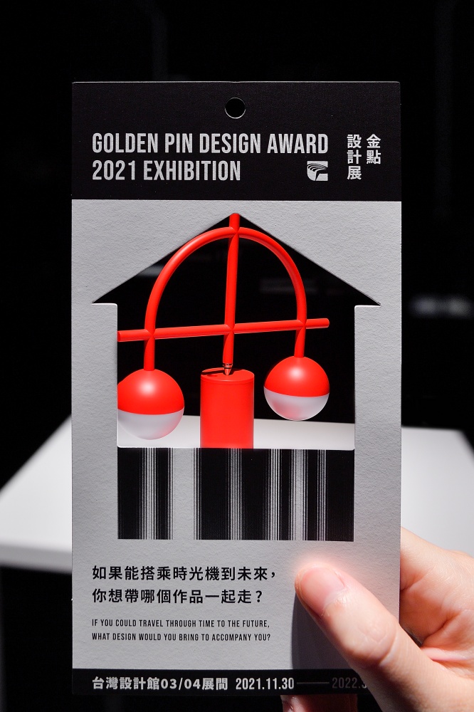 202114. 策展團隊設計一系列互動提問框卡，邀請參觀者在欣賞作品時，也能透過回答這些提問，產生新的閱讀觀點。攝影：汪德範拷貝