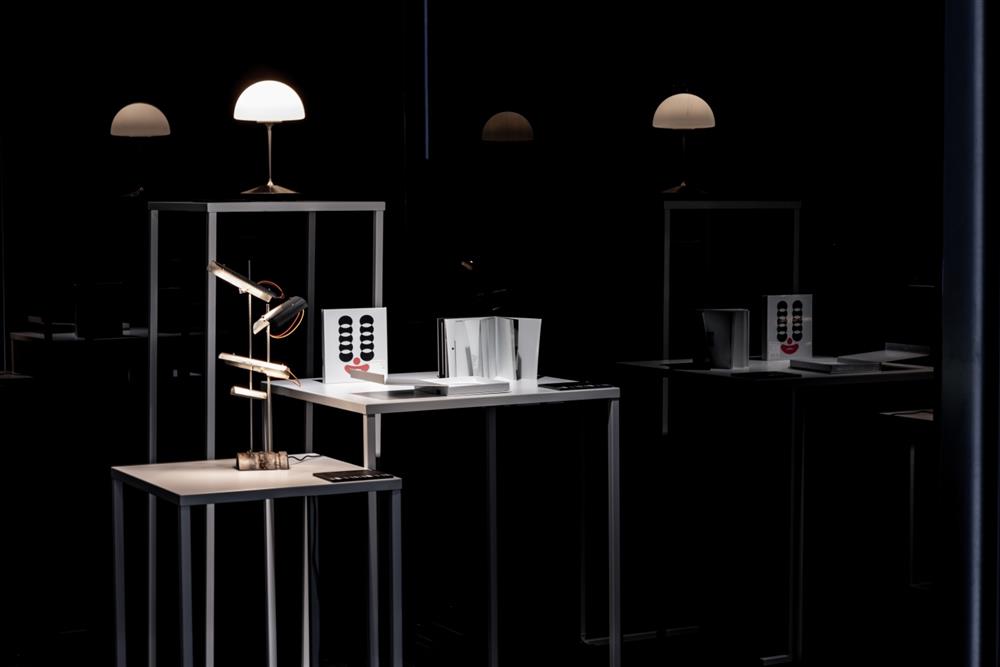 202106. 主視覺「UPLOAD」中隱藏的階梯式符碼，於展間以錯落有致的展示台座呈現。攝影：黑鳥音像