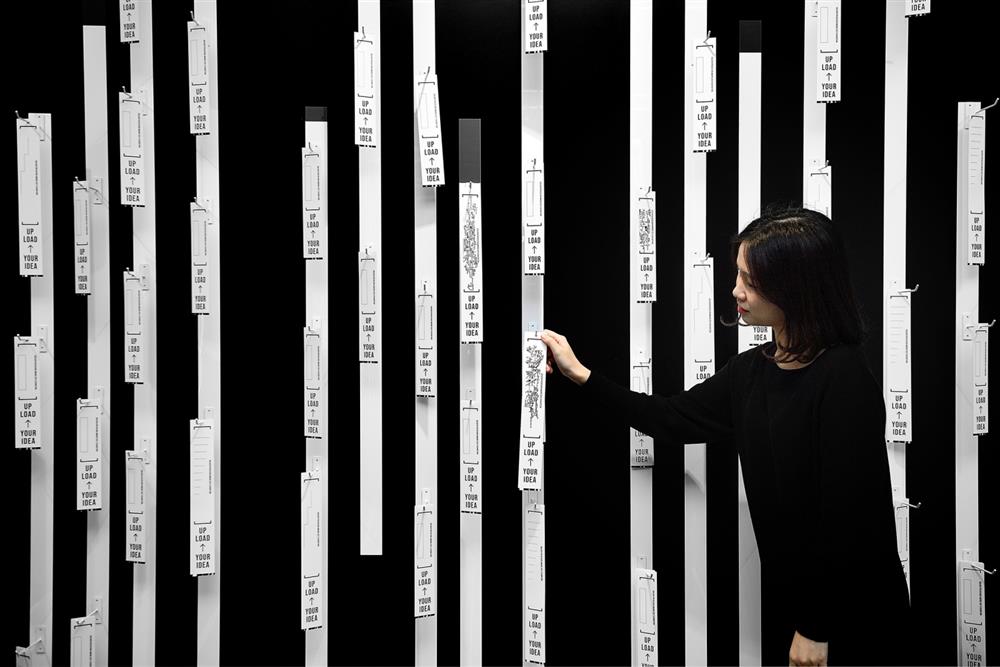 202115. 「共創牆」邀請參觀者「上傳」自己觀展後受啟發的想法。攝影：汪德範拷貝