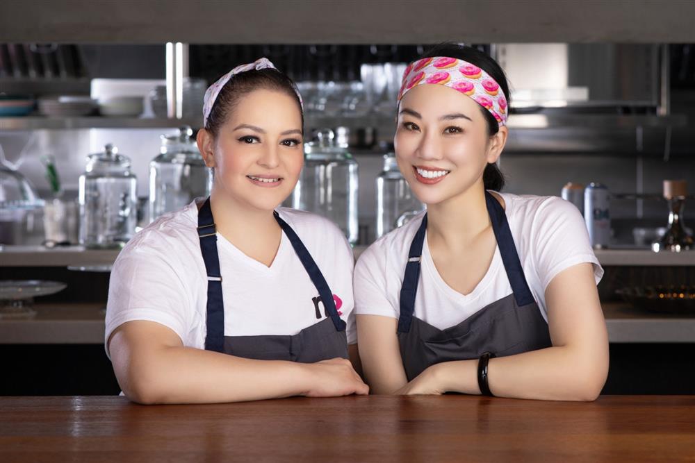 2021GĒN CREATIVE俏皮化身— nena Sweets Shop繽紛詮釋美式療癒甜點_主廚照_. Melanie Garcia(左) & Catherine Shih(右)  2021GĒN CREATIVE俏皮化身— nena Sweets Shop繽紛詮釋美式療癒甜點_主廚照_. Melanie Garcia(左) & Catherine Shih(右)