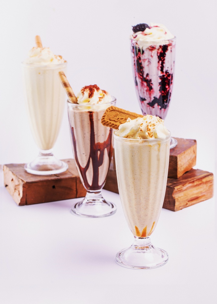 2021GĒN CREATIVE俏皮化身— nena Sweets Shop繽紛詮釋美式療癒甜點_奶昔_情境照_Eggnog 蛋酒+Mulberry 槡椹 (季節限定)+Speculoos 焦糖香料餅乾+Banana Nutella 香蕉榛果巧克力 2021GĒN CREATIVE俏皮化身— nena Sweets Shop繽紛詮釋美式療癒甜點_奶昔_情境照_Eggnog 蛋酒+Mulberry 槡椹 (季節限定)+Speculoos 焦糖香料餅乾+Banana Nutella 香蕉榛果巧克力