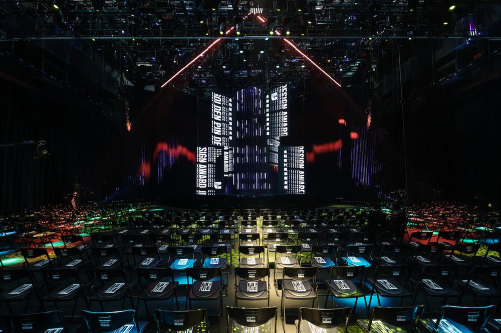 現場舞台由知名舞台設計師黎仕祺操刀，延伸主視覺概念，以六面層次錯落有致的多維度螢幕與LED燈帶，將舞台空間形塑成傳輸通道。