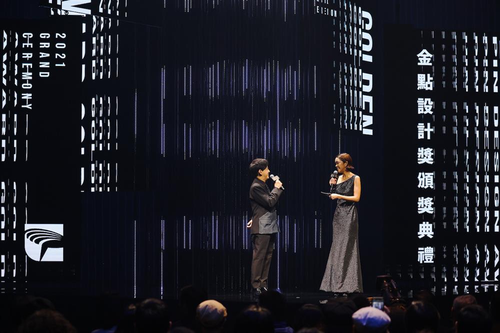 主持人由主持界最挺、最懂設計圈的黃子佼連莊擔綱，並邀請新生代雙語主持人李霈瑜搭檔，兩人首次同台聯手，精采火花不斷。