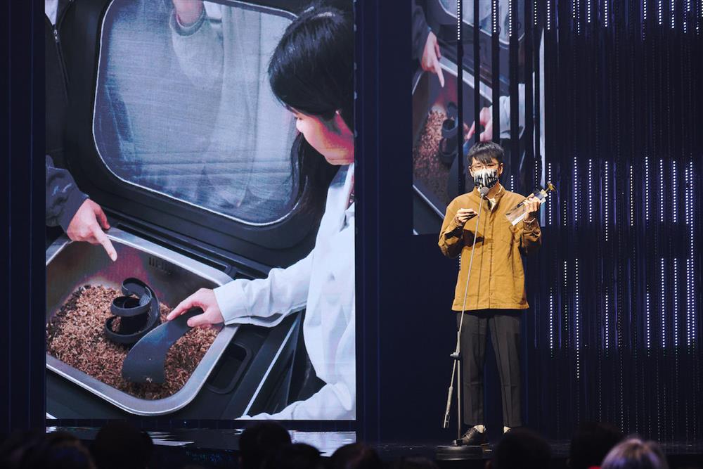 台灣作品「黑水虻教育養殖裝置」榮獲金點概念設計獎年度最佳設計獎，將可獲得新台幣40萬元獎金。