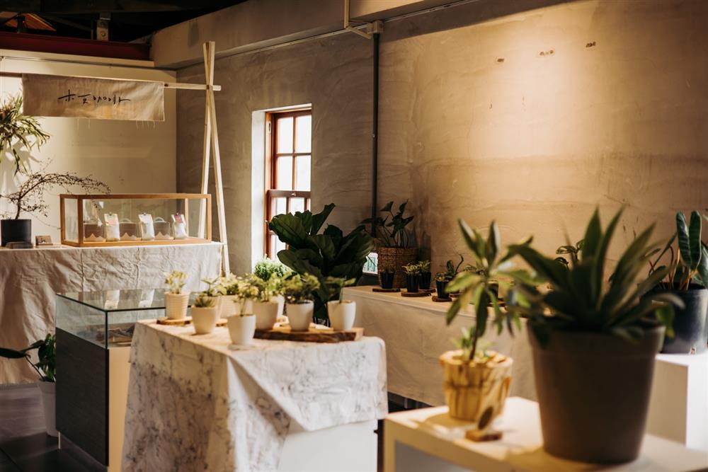 202111 位於《中間試驗場》展館二樓的「中間試驗市集 in the middle of ...... market」,邀請眾多在地知名小店,在展期十天輪流出攤。(圖片提供/平凡編集工作室) 202111 位於《中間試驗場》展館二樓的「中間試驗市集 in the middle of ...... market」,邀請眾多在地知名小店,在展期十天輪流出攤。(圖片提供/平凡編集工作室)